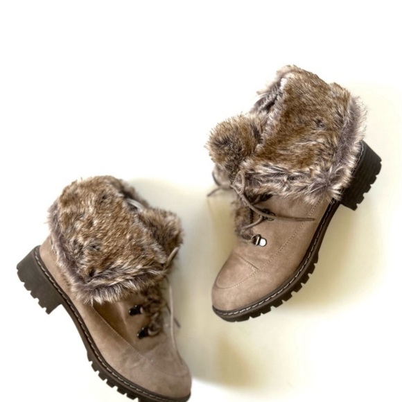 Bass Shoes - Bass beige faux fur lined boots - size 5.5